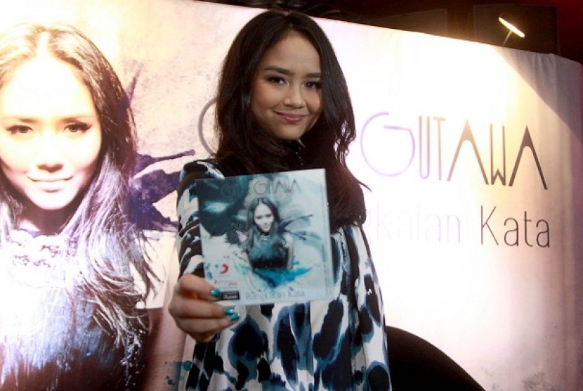 Penyanyi Gita Gutawa menunjukan CD single terbarunya yang berjudul 