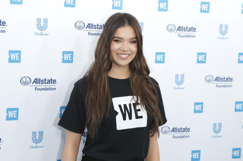 Penyanyi Hailee Steinfeld menyanyikan lagu baru dalam serial Sesame Street.