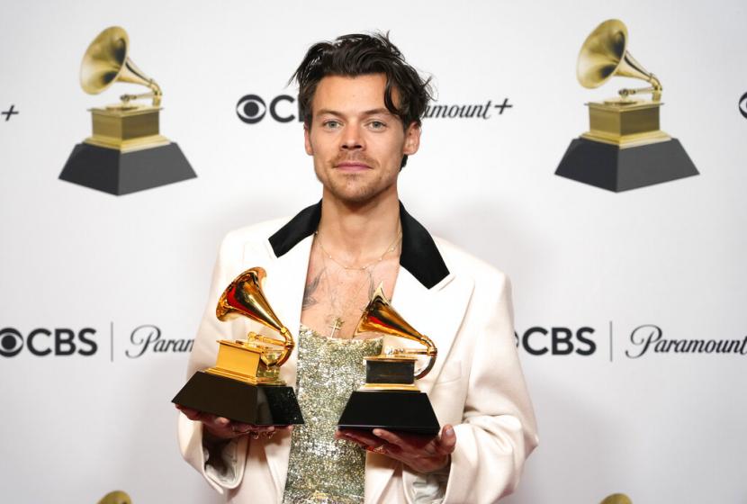 Penyanyi Harry Styles yang meraih penghargaan Album of the Year lewat Harrys House berpose di depan wartawan dalam gelaran Grammy Awards, Los Angeles, AS Ahad (5/2/2023) waktu setempat. Dia juga meraih Best Pop Vocal Album.