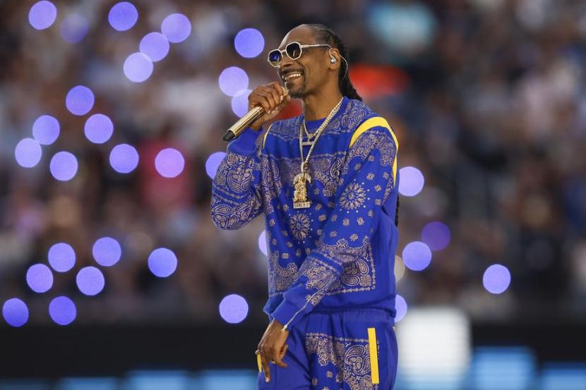 Penyanyi hip hop Snoop Dogg saat tampil di Super Bowl LVI di SoFi Stadium, Inglewood, California, AS, 13 Februari 2022. Snoop mengaku akan berkolaborasi dengan grup K-pop, BTS.