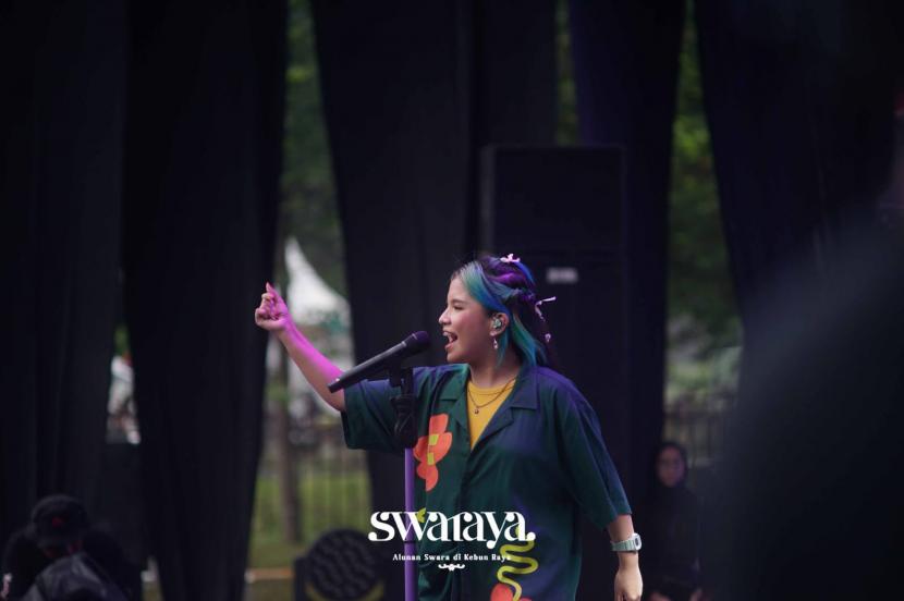 Penyanyi Idgitaf tampil di festival musik Swaraya di Kebun Raya Bogor, Ahad (26/6).