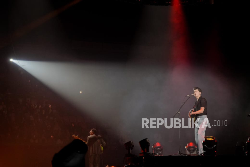 Penyanyi internasional asal Inggris, Elliot James Reay, tampil dalam konser musik Funtaztic.ly by BRI di Tennis Indoor Senayan, Jakarta Pusat, Ahad (27/7/2025).