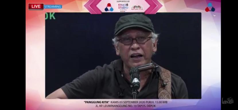 Penyanyi Iwan Fals dalam konferensi pers peluncuran novel Air Mata Api karya Piter A Redjalam sekaligus persiapan menuju konser virtual Di Balik Nyanyian, Kamis (3/9).