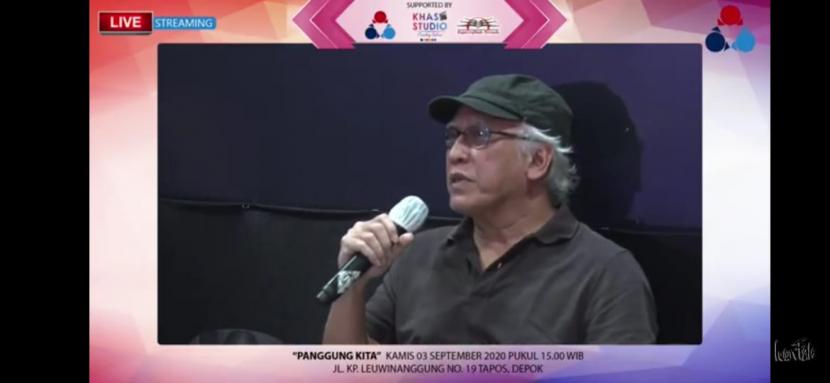 Penyanyi Iwan Fals dalam konferensi pers peluncuran novel Air Mata Api karya Piter A Redjalam sekaligus persiapan menuju konser virtual Di Balik Nyanyian, Kamis (3/9).