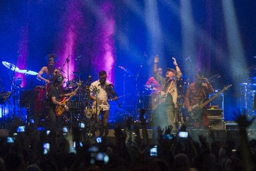 Penyanyi Iwan Fals membawakan lagu dalam konser tunggalnya yang bertajuk Untukmu Indonesia di Istora Senayan, Jakarta, Sabtu (21/11). Iwan Fals membawakan lagu-lagu yang temanya masih relevan dengan kondisi sosial-politik Indonesia saat ini. 