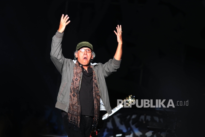 Penyanyi Iwan Fals menyapa penggemarnya pada konser bertajuk Perayaan Karya Iwan Fals di Pantai Karnaval Ancol, Jakarta, Sabtu (3/9)