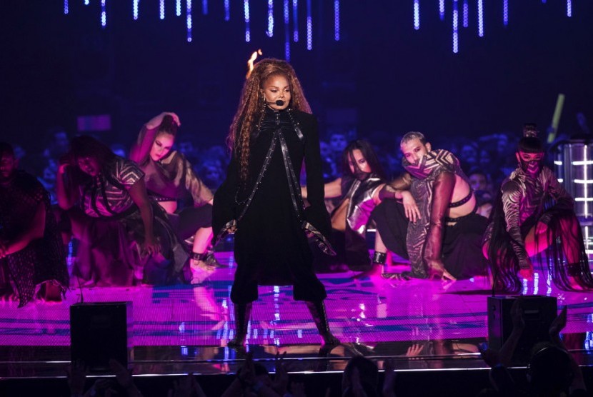 Penyanyi Janet Jackson saat menyanyi di European MTV Awards di Bilbao, Spanyol, Ahad (4/11).