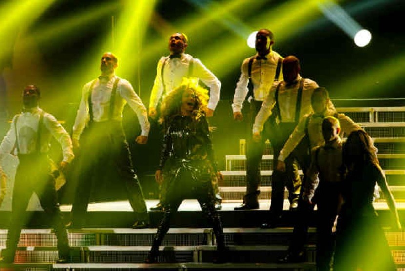 Penyanyi Jennifer Lopez alias J-Lo beraksi dalam konser Dance Again World Tour di Mata Elang International Stadium (MEIS), Taman Impian Jaya Ancol, Jakarta Utara, beberapa waktu lalu. 