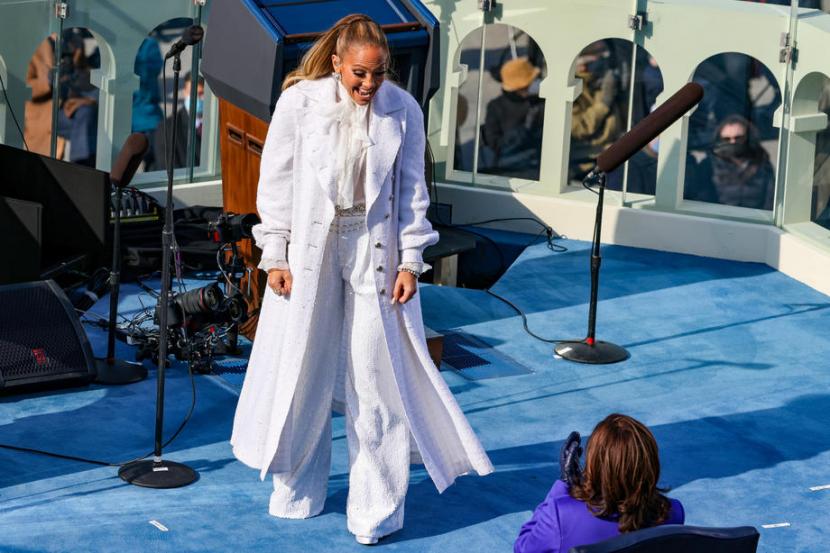 Penyanyi Jennifer Lopez (JLo) menyapa Wakil Presiden AS Kamala Harris usai menyanyikan lagu This Land is Your Land dalam rangkaian acara pelantikan presiden dan wapres AS di Capitol, Washington, AS, Rabu (20/1) waktu setempat. JLo merayakan 20 tahun album keduanya, J.Lo.