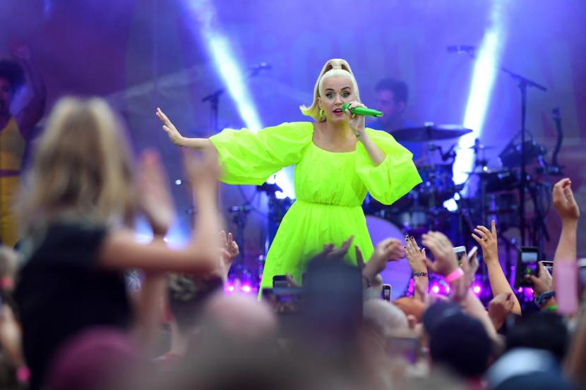 Penyanyi Katy Perry. Berduet duet dengan John Legend dalam gala LuisaViaRoma for Unicef di Certosa San Giacomo of Capri Italia, Sabtu (31/7) waktu setempat, Katy Perry membawakan Moon River.