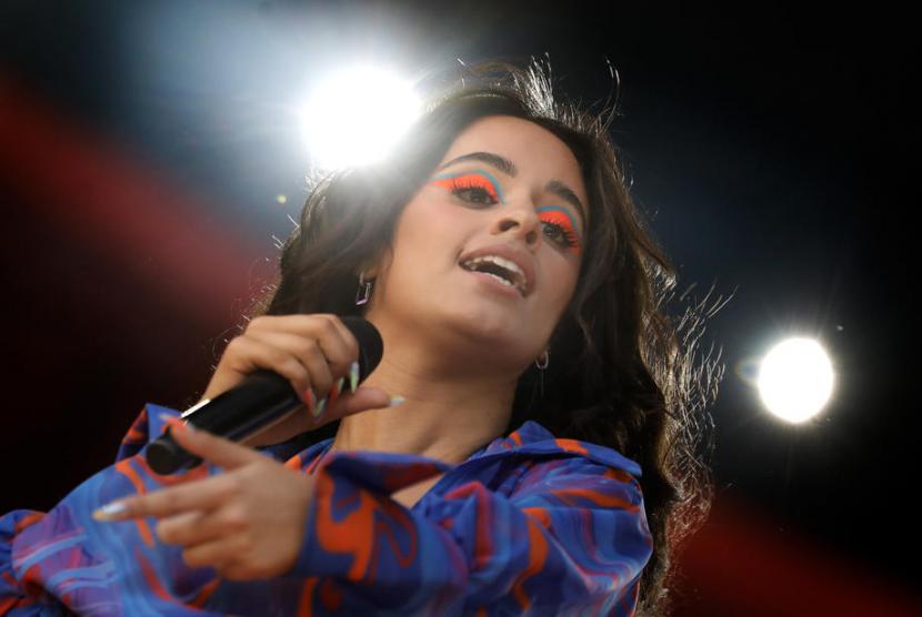 Penyanyi Camila Cabello. Jisoo Blackpink berduet dengan Camila membawakan lagu Liar dari album Romance milik penyanyi keturunan Kuba-AS itu.
