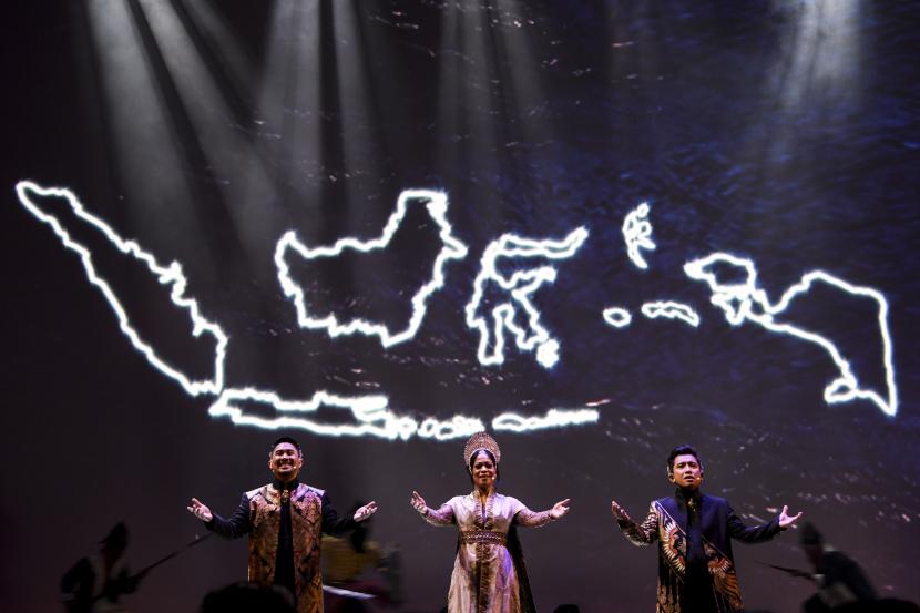 Penyanyi Kikan Namara (tengah), Alsant Nababan (kanan) dan Taufan Purbo (kiri) tampil dalam Pagelaran Sabang-Merauke di Djakarta Theater, Jakarta Pusat, Kamis (2/6/2022). Penampilan seniman yang bertajuk 