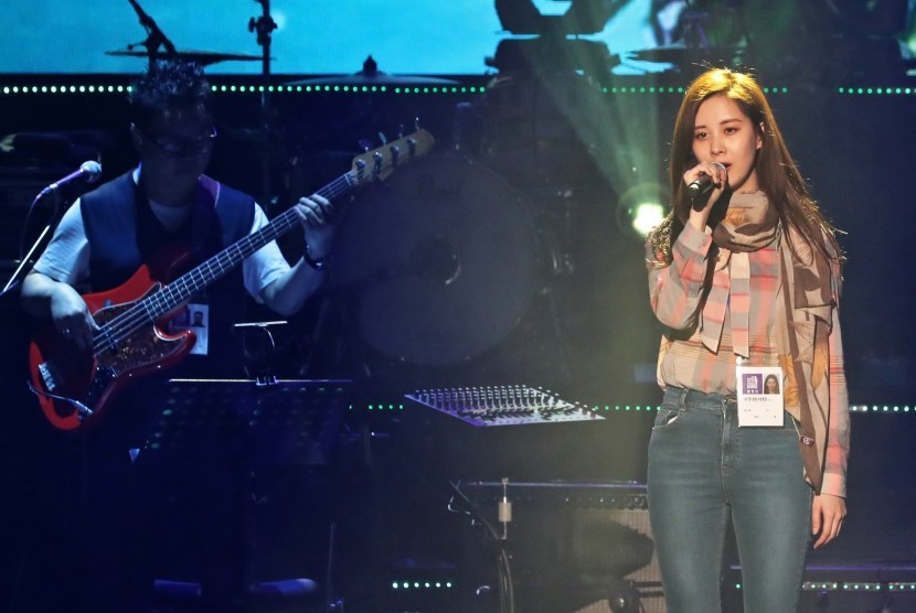 Penyanyi Korse Seohyun saat tampil di konser pertukaran budaya di Pyongyang, Korea Utara.