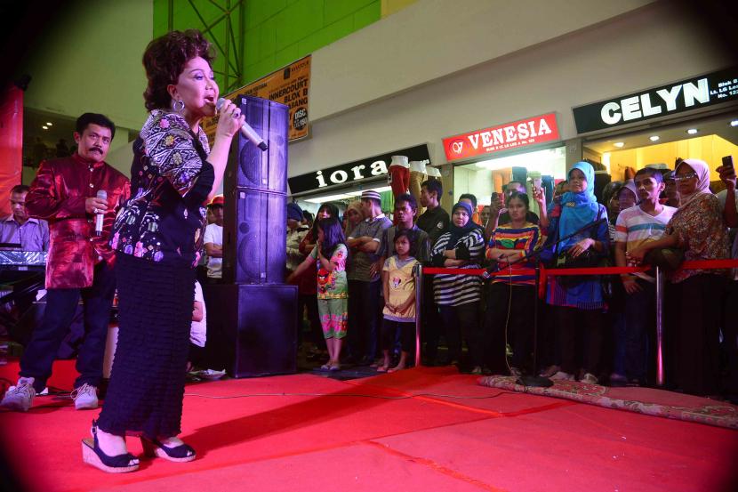 Penyanyi legendaris, Elly Kasim beraksi meramaikan pengunjung menjelang pertunjukan legenda tari Padusi di Pasar Tanah Abang, Jakarta. 