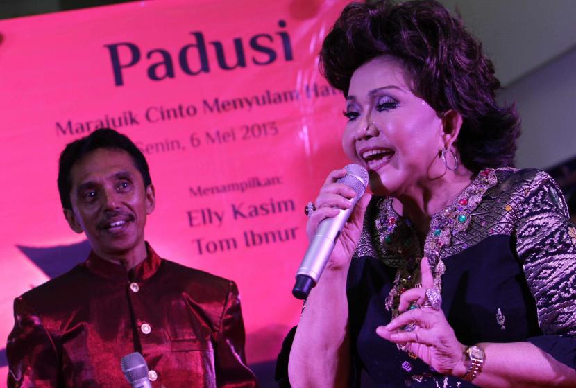 Penyanyi legendaris Elly Kasim tampil memeriahkan acara jelang pementasan drama legenda tari Padusi di Blok B Pasar Tanah Abang, Jakarta, Senin (6/5). 