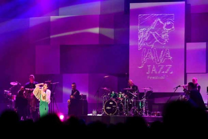 Penyanyi Lisa Stansfield beraksi dalam pagelaran Java Jazz Festival (JJF) 2013 di JIExpo Kemayoran, Jakarta, Sabtu (2/3).