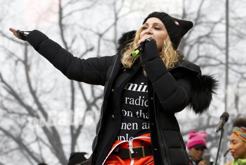 Penyanyi Madonna tertangkap kamera tengah mengikuti aksi protes kematian George Floyd di London, Inggris (Foto: Madonna)