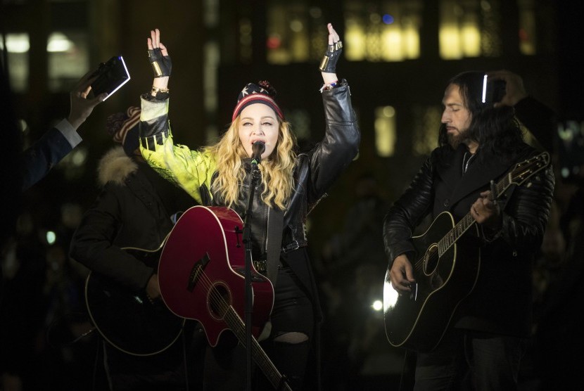 Penyanyi Madonna menggelar konser kejutan di Washington Square Park, NY, sebagai bentuk sokongannya pada kandidat Hillary Clinton.