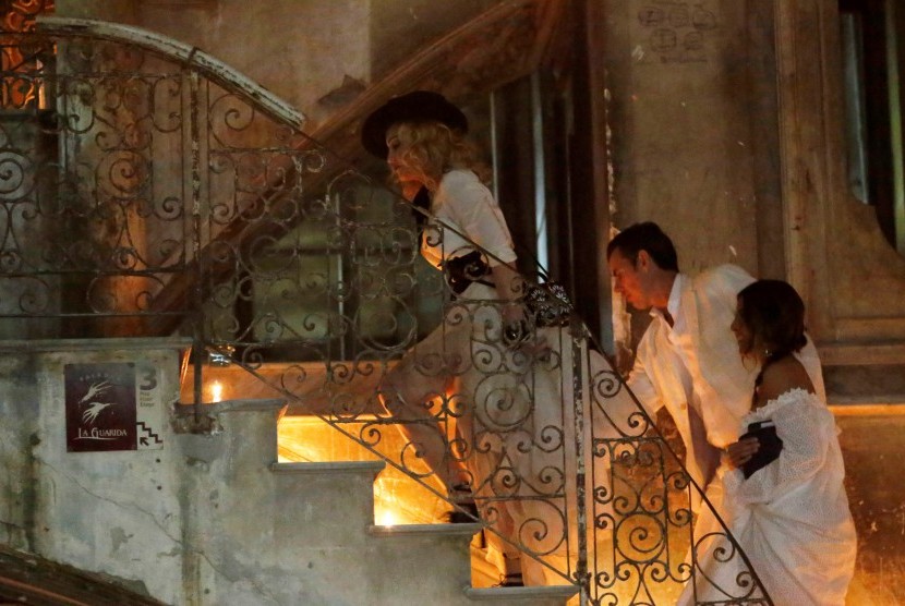 Penyanyi Madonna terlihat meninggalkan restoran di Havana, Kuba.
