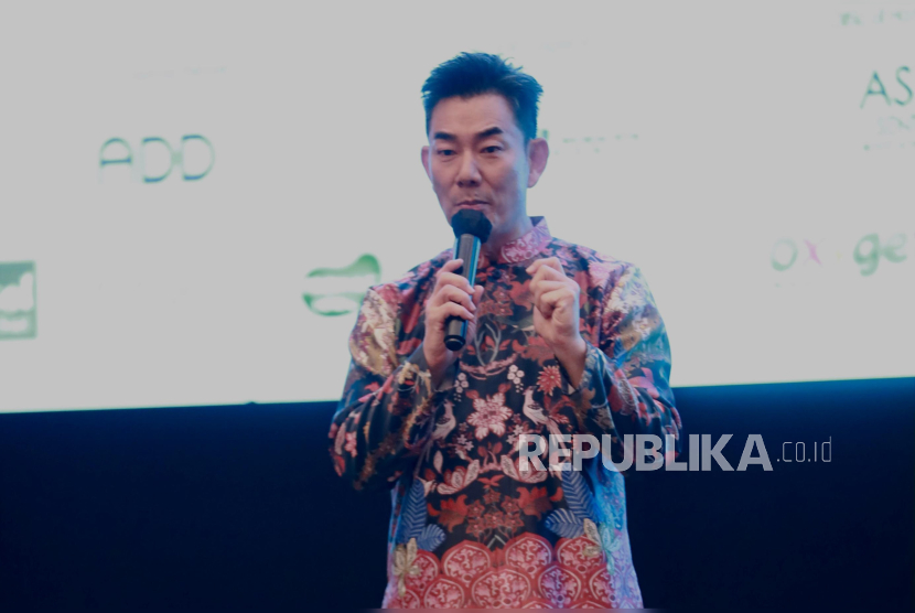Penyanyi Mandarin Richie Ren. Sebelum konsernya, Richie mencicipi aneka masakan Indonesia mulai dari nasi goreng, onde-onde, tahu gejrot, hingga es dawet.