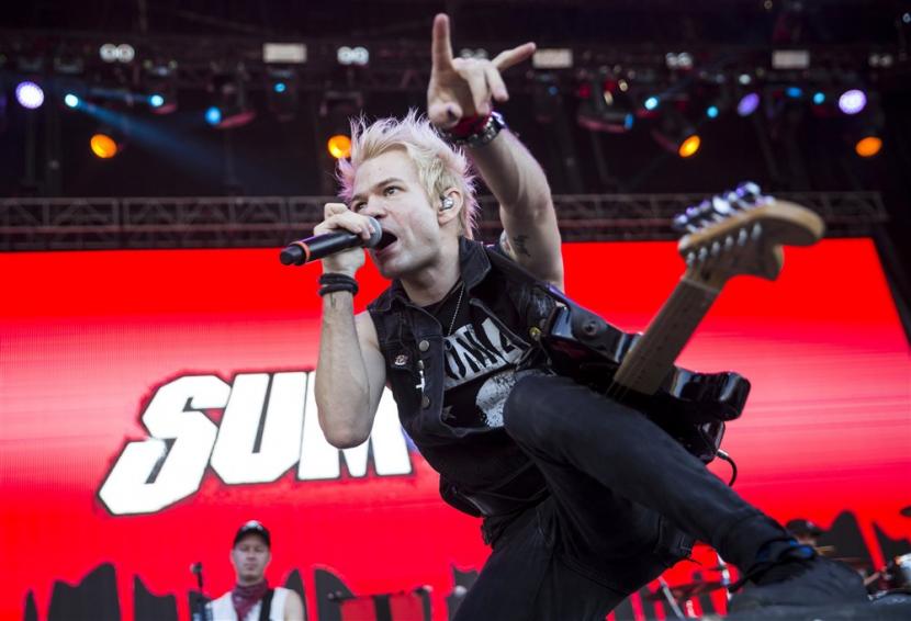 Penyanyi merangkap gitaris Deryck Whibley tampil dalam konser band rock asal Kanada, Sum 41, di Budapest, Hungaria, 14 Agustus 2016. Sum 41 akan tampil di Gudfest 2023 di GOR Soemantri, Plaza Festival, Jakarta Selatan, pada Ahad, 19 Maret 2023.