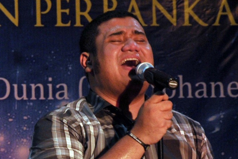Penyanyi Mike Mohede