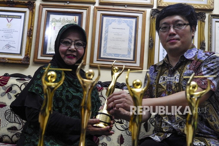 Penyanyi musik keroncong Waldjinah menerima piala Anugerah Musik Indonesia (AMI) award 2017 dari Produser GNP Jaka Winata Susilo di kediamannya di Solo, Jawa Tengah, Senin (4/12)