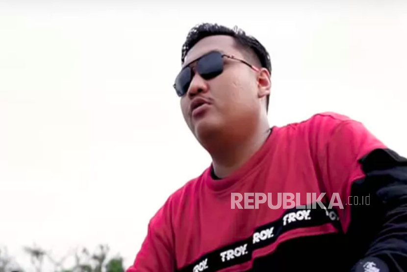 Penyanyi Ndarboy Genk. Penyanyi bernama asli Helarius Daru Indrajaya berkolaborasi dengan penyanyi difabel netra merilis lagu Wong Sepele.