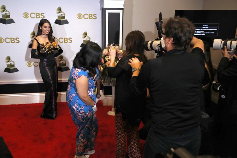 Penyanyi Olivia Rodrigo berpose dengan memegang tiga piala Grammy-nya di AS pada 3 April 2022.