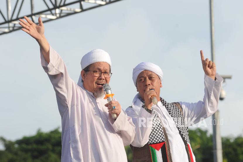Penyanyi Opick (Kanan), Selkjen MUI Tengku Zulkarnain hadir menyerukan dukungan untuk palestina dalam aksi solidaritas Palestina yang dilaksanakan di Monumen Nasional, Jakarta, Ahad (17/12).