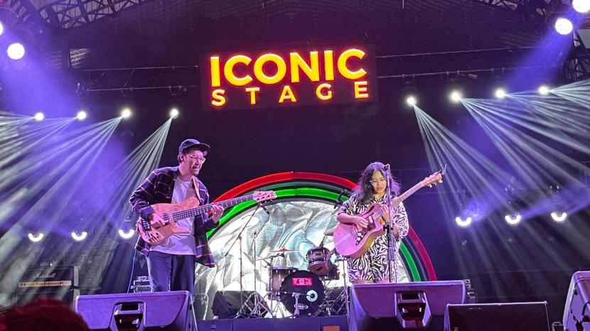 Penyanyi-penulis lagu Endah N Resha tampil di Iconic Stage Soundrenalin 2023 di Ancol, Jakarta Utara, Sabtu (2/9/2023). 