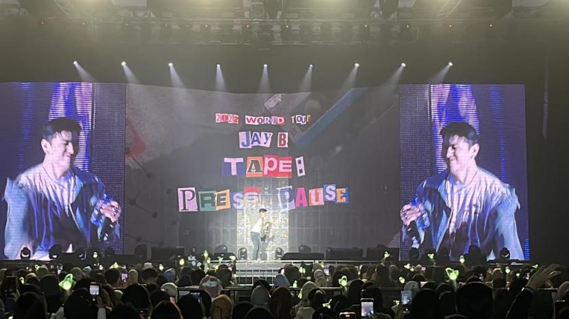 Penyanyi-penulis lagu Jay B GOT7 dalam konser solo bertajuk 2022 World Tour Jay B Tape: Press Pause di The Kasablanka Hall, Kota Kasablanka, Jakarta, Sabtu (22/10). 