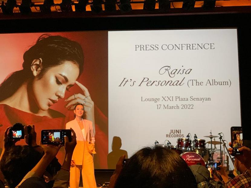 Penyanyi-penulis lagu Raisa Andriana dalam acara Press Conference Raisa It’s Personal Album Release di Plaza Senayan XXI Lounge, Jakarta Pusat, Kamis (17/3). 