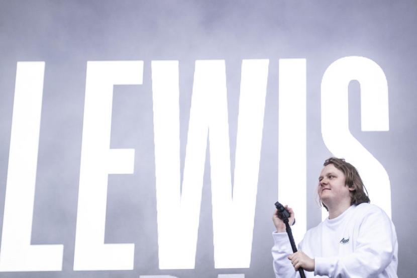 Penyanyi-penulis lagu Skotlandia Lewis Capaldi di panggung Festival Northside di Aarhus, Denmark, 3 Juni 2022. Awal September ini, Capaldi mengumumkan dia mengidap sindrom Tourette yang membuatnya sering mengangkat bahu secara tiba-tiba hingga dikira sedang memakai narkoba.