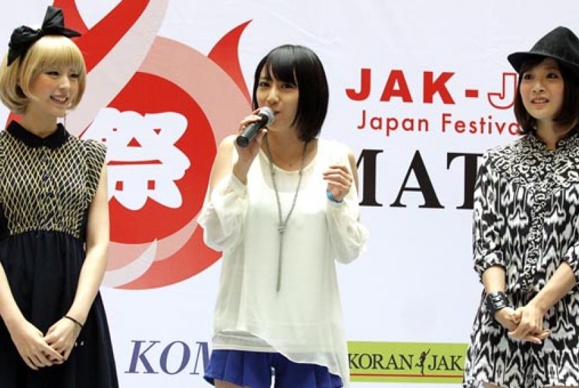 Penyanyi pop Anime Jepang (ki-ka) Aya Hirano, Eir Aoi dan May'n memberikan keterangan pers saat pembukaan kegiatan anime dan budaya pop jepang 