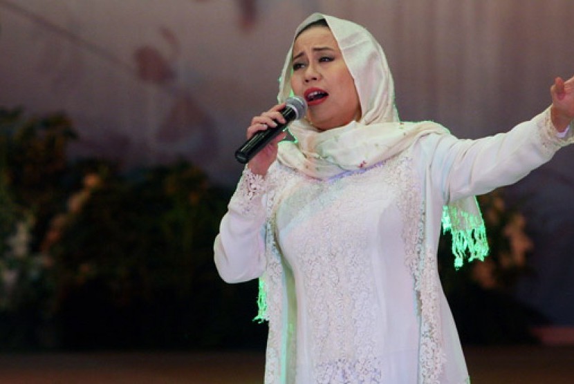 Penyanyi pop Indonesia dan Aktris Dewi Yull tampil dalam acara puncak Peringatan Hari Ibu ke-82 tahun 2010 di Sasono Langen Budoyo, Kompleks TMII, Jakarta, Rabu (22/12).
