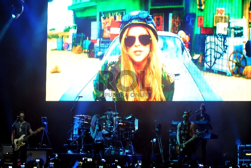 Penyanyi pop punk asal Kanada Avril Lavigne tampil dalam konser tunggalnya bertajuk