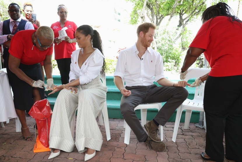 Penyanyi pop Rihanna dan Pangeran Harry melakukan tes HIV bersama di Barbados, Kamis (1/12).