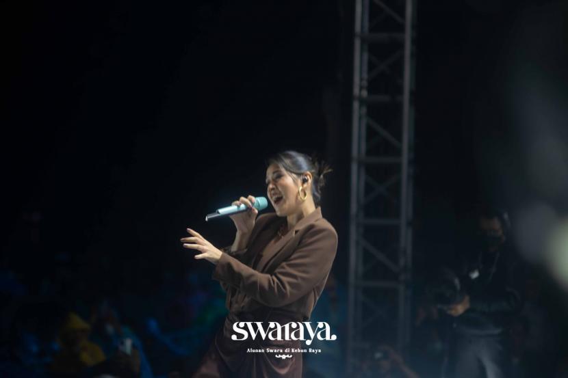 Penyanyi Raisa Andriana menutup hari kedua festival musik Swaraya, Sabtu (25/6).