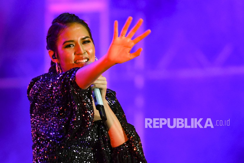 Raisa menjadi salah satu penyanyi asal Indonesia yang tampil di konser virtual Unite On: Live Concert, Senin (23/11).