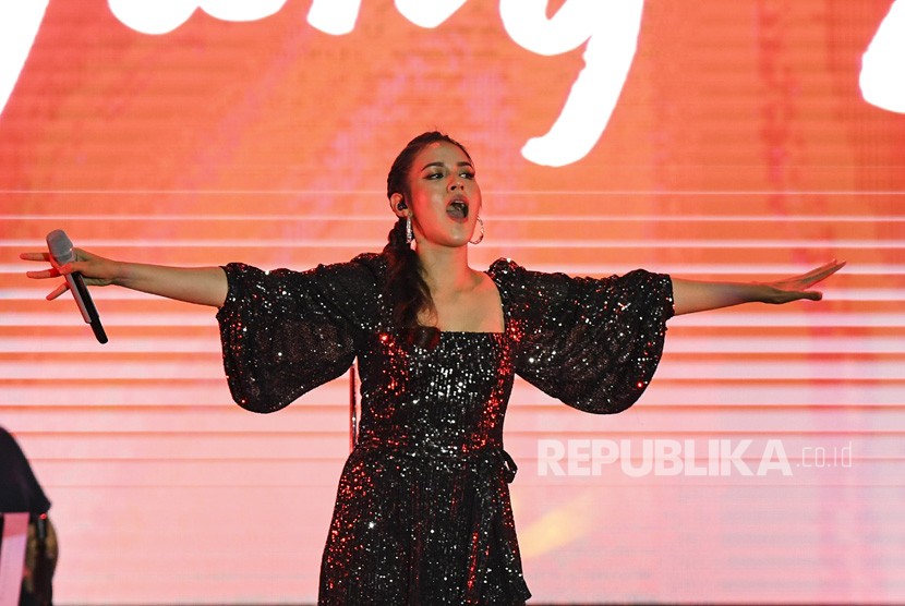 Penyanyi Raisa saat tampil pada hari pertama Synchronize Fest 2019 di Gambir Expo, Kemayoran, Jakarta, Jumat (4/10/2019).