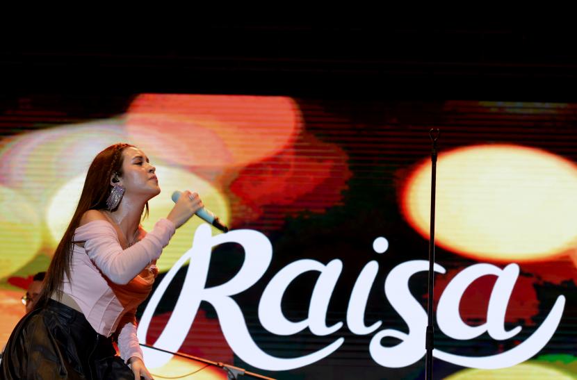 Penyanyi Raisa menghibur penonton saat konser bertajuk Live Project di kawasan Sanur, Denpasar, Bali, Ahad (23/10/2022). Tiket konser Raisa di GBK, Jakarta mulai dijual pada Rabu (30/11/2022).
