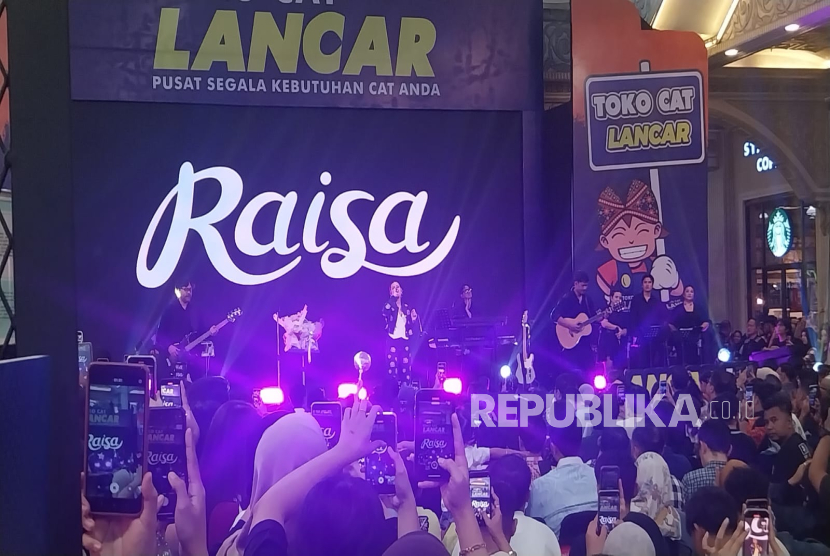 Penyanyi Raisa membawakan lagu pada pembukaan event Lancar Paint Expo 2025 Toko Cat Lancar di Jogja City Mall (JCM) Yogyakarta, Rabu (24/9/2025). 