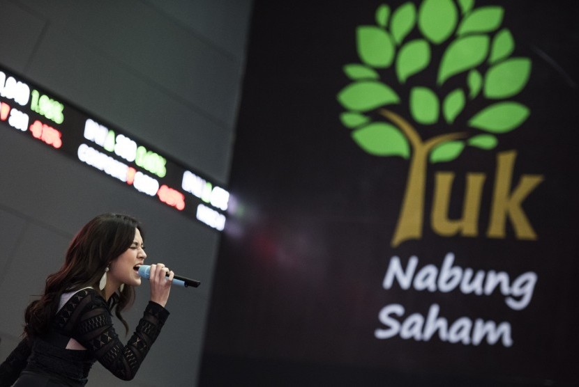 Penyanyi Raisa menghibur pengunjung saat Stock Sound penutupan perdagangan BEI, Jakarta, Jumat (31/3).