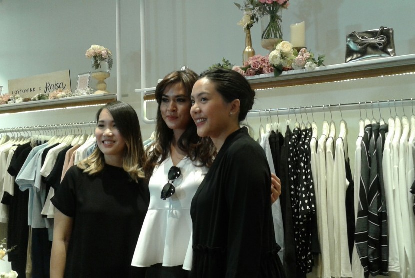 Penyanyi Raisa saat peluncuran Cotton Ink X Raisa bersama pemilik label Cotton Ink, Ria Sarwono dan Carline Darjanto, di Plaza Senayan, Kamis (10/11).