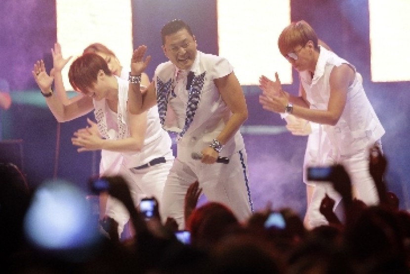 Penyanyi Rap Korea, Psy, saat menampilkan Gangnam Style di Seoul, Korsel.