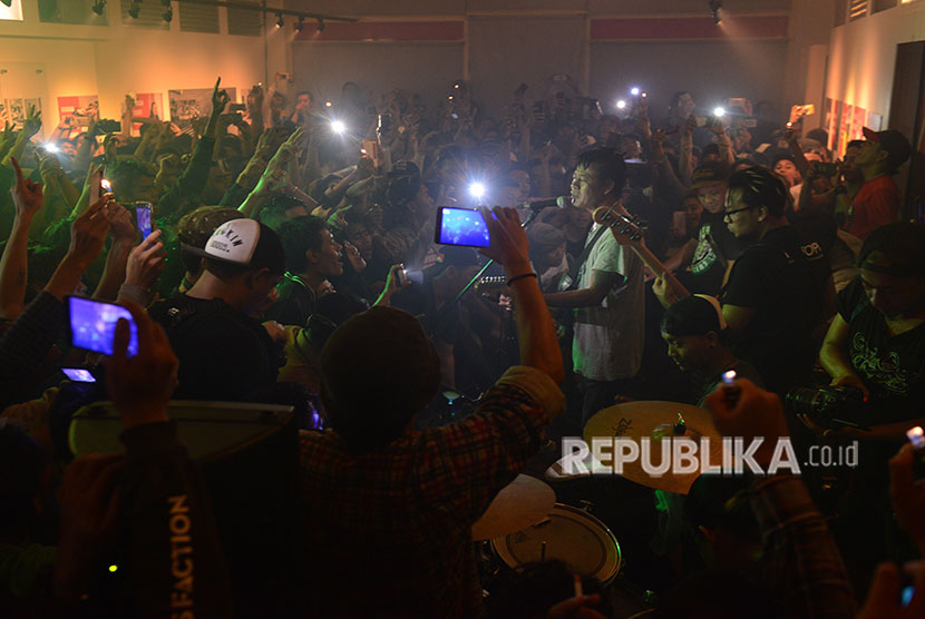 Penyanyi reggea Tony Q membawakan lagu Republik Sulap di panggung musik reformasi pada pembukaan pameran foto XX Tahun Reformasi, Segenggam Refleksi 1998-2018 di Galeri Foto Jurnalistik Antara, Pasar Baru, Jakarta, Jumat (11/5).