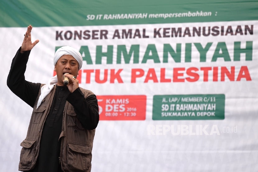  Penyanyi religi Opick membawakan lagu saat konser amal kemanusiaan Rahmaniyah untuk Palestina di Depok, Jawa Barat, Kamis (15/12). 