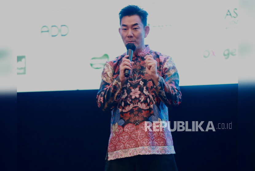 Penyanyi Mandarin Richie Ren. Sebelum konsernya, Richie mencicipi aneka masakan Indonesia mulai dari nasi goreng, onde-onde, tahu gejrot, hingga es dawet.