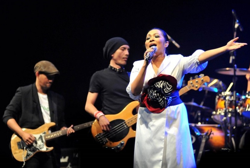 Penyanyi Rieka Roslan saat tampil bersama grup band The Groove.